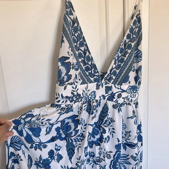 Elegant Floral Blue and White Maxi Dress Flattering Fit New Boutique Size L - Picture 6 of 6
